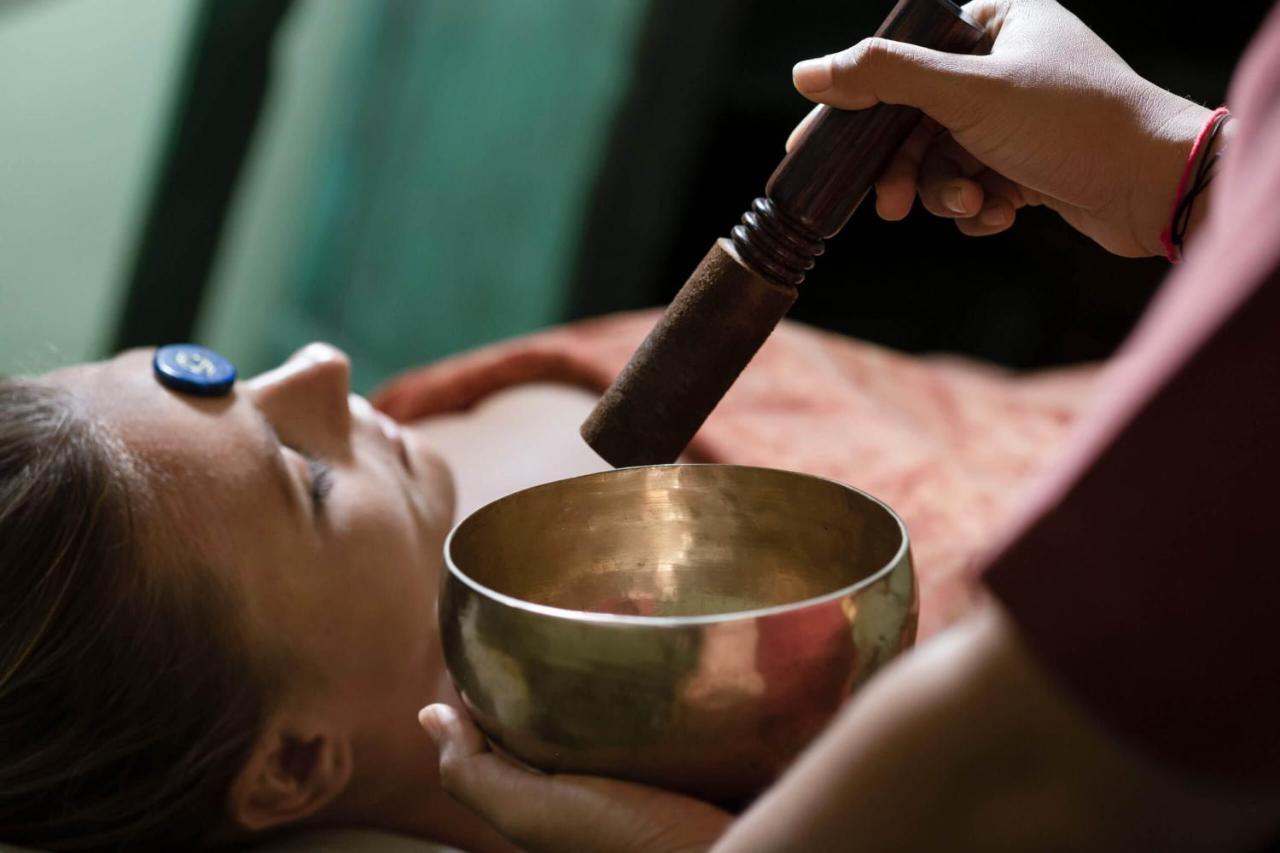 Отель Adiwana Suweta Убуд Экстерьер фото A singing bowl being played