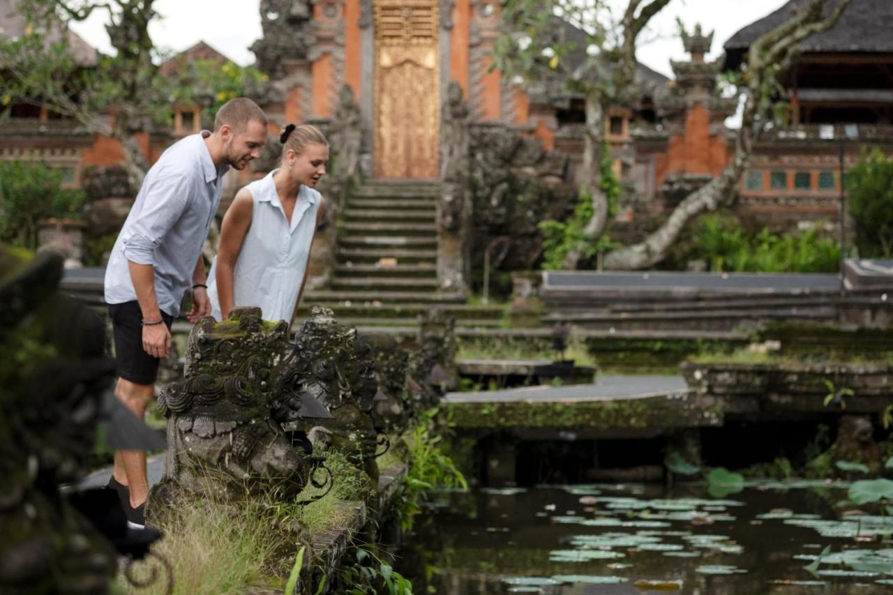 Отель Adiwana Suweta Убуд Экстерьер фото Visitors at the Pura Ulun Danu Batur