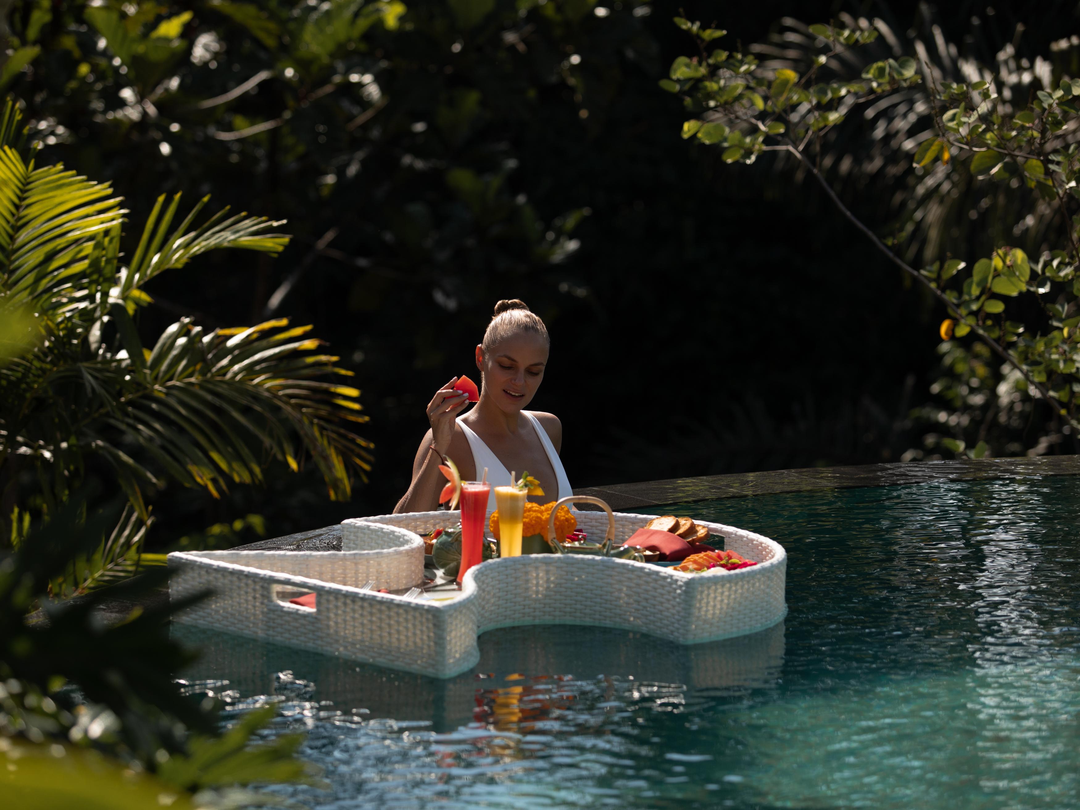 Отель Adiwana Suweta Убуд Экстерьер фото Floating breakfast at Alila Villas Uluwatu