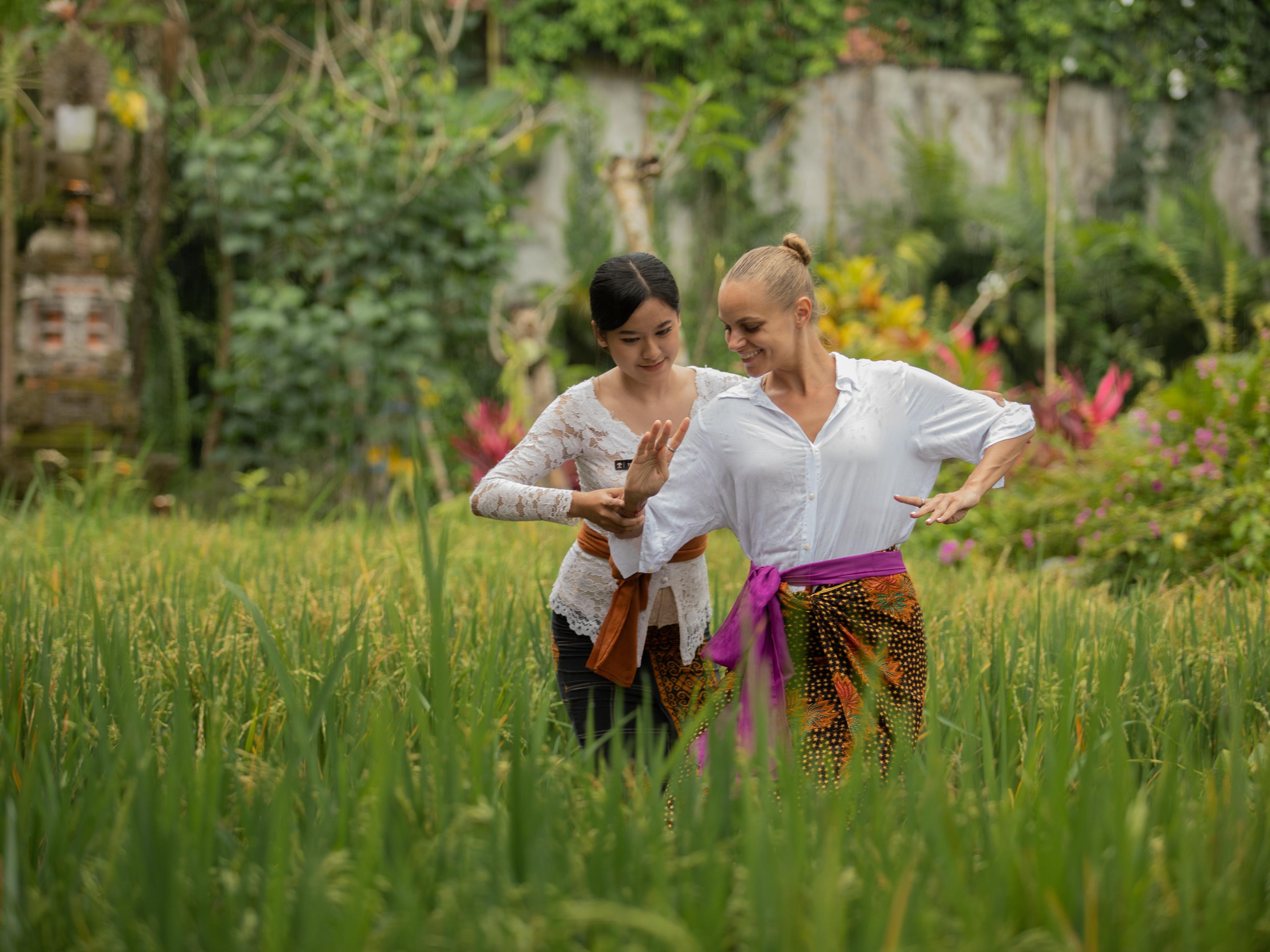Отель Adiwana Suweta Убуд Экстерьер фото A couple dancing Kebyar duduk