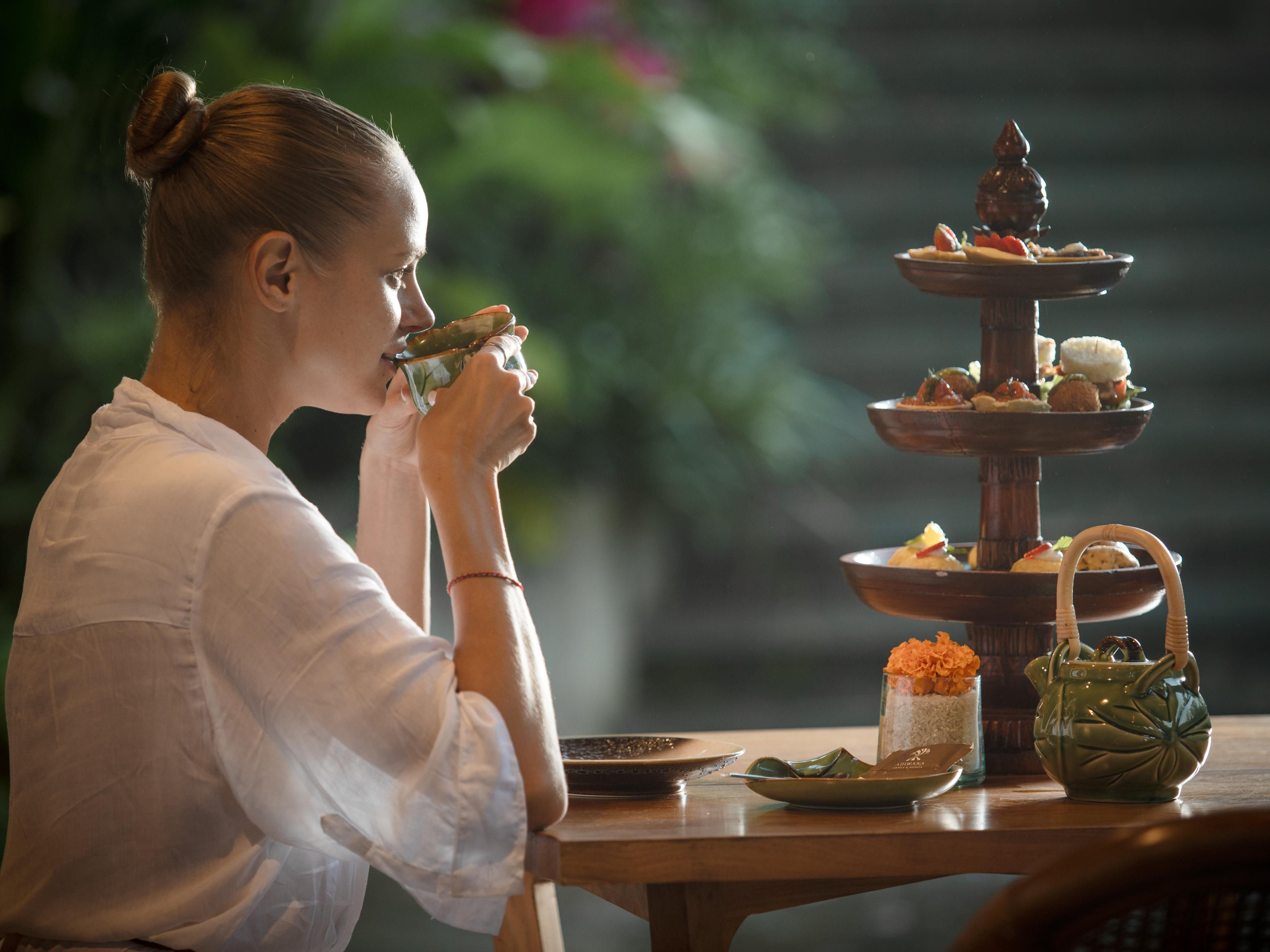 Отель Adiwana Suweta Убуд Экстерьер фото A woman drinking Thai tea